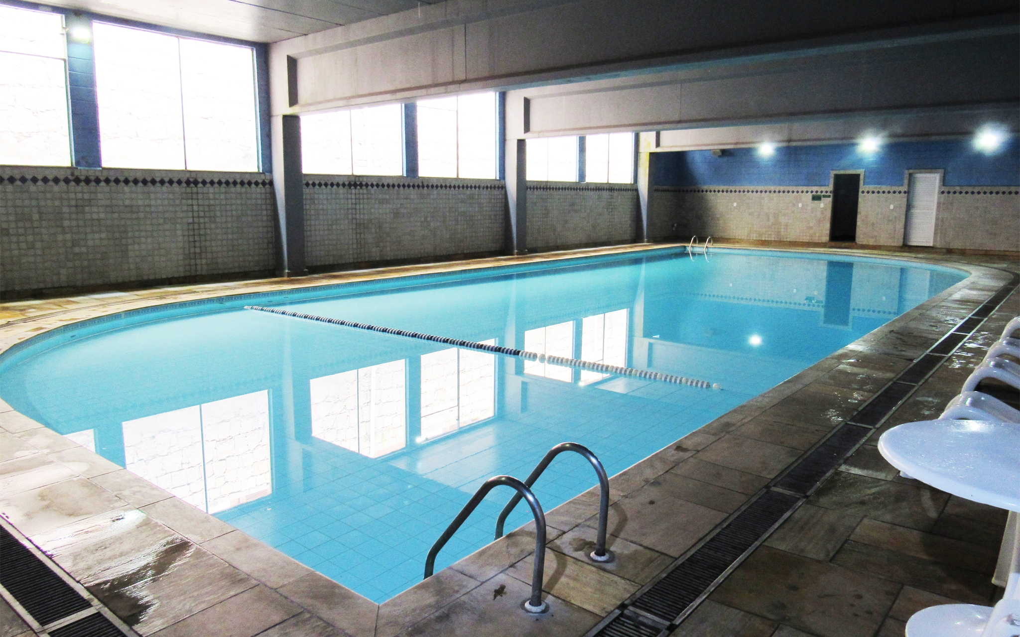 Piscina interna aquecida